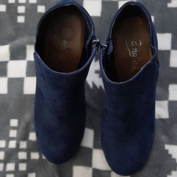 Candies Faux Suede Navy 4 Inch Block Heel Ankle Booties Size  7 - Picture 4 of 14